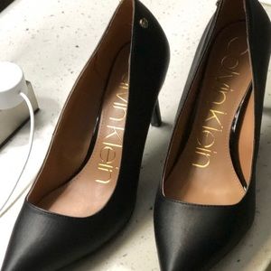 Calvin Klein black 3 1/2” heals